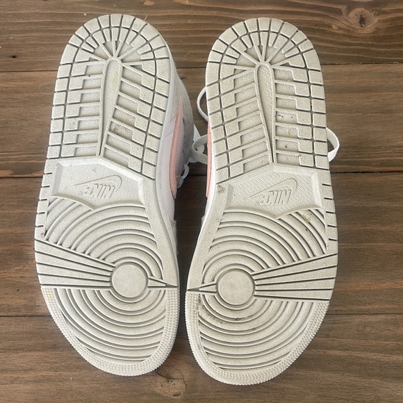 Women’s Air Jordan 1 Mid SE - Picture 3 of 7